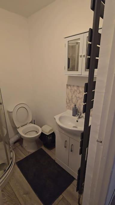Cozy Flat 1 Bedroom Hucclecote Exterior photo